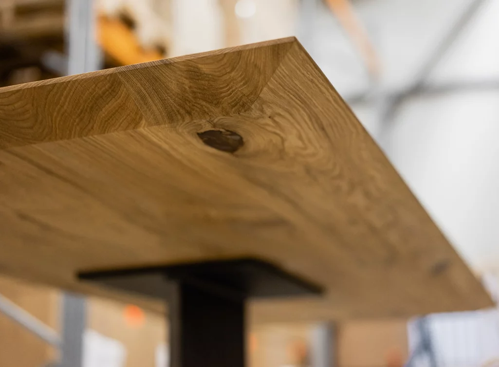 Mittelfuß Esstisch aus Eichenholz gefertigt mit einer Facettenkante