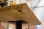 Mittelfuß Esstisch aus Eichenholz gefertigt mit einer Facettenkante
