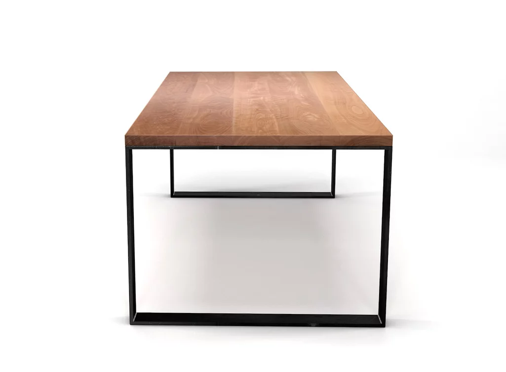 Tisch mit Metall Untergestell