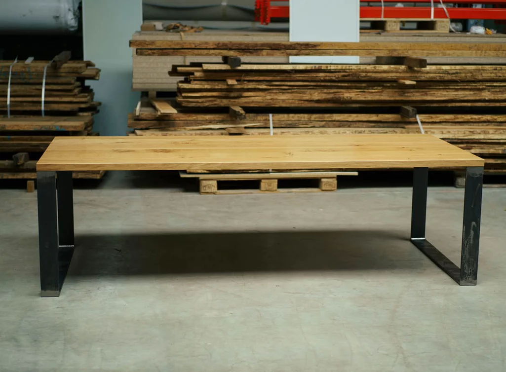 Moderner Esszimmertisch aus Eiche in massiver Fertigung