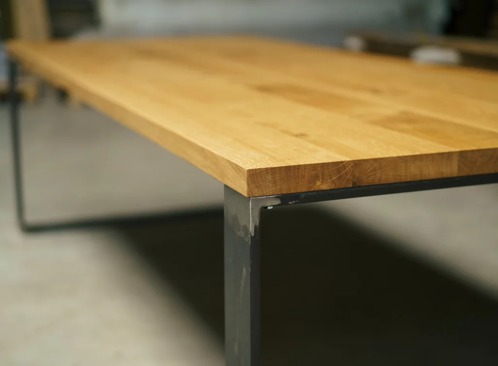 SWR8T-T mit zehn Zentimeter breiten Stahl Flachbänder unter Eicheplatte massiv