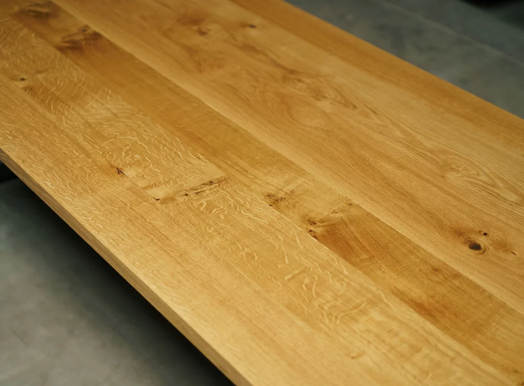 Detailansicht - Leichter Astanteil an Eichenholztischplatte für SWR8T