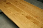 Detailansicht - Leichter Astanteil an Eichenholztischplatte für SWR8T