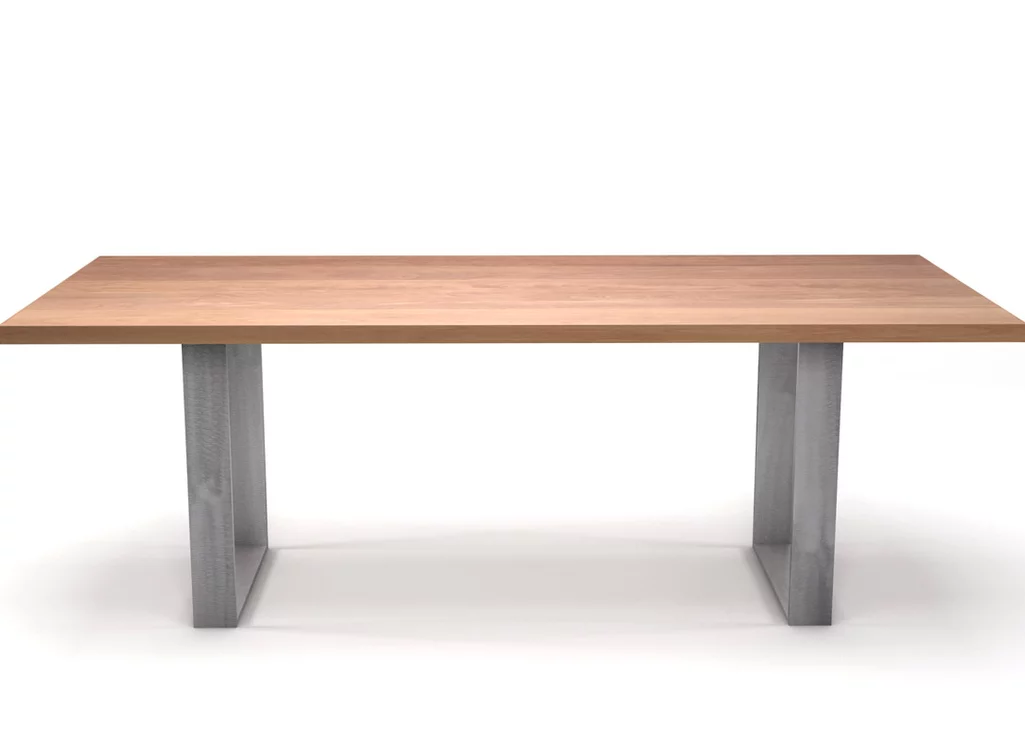 Minimalistischer Esstisch aus Buche mit klassischen Kufen aus Stahl. Minimalistischer Esstisch aus Buche mit klassischen Kufen aus Stahl.