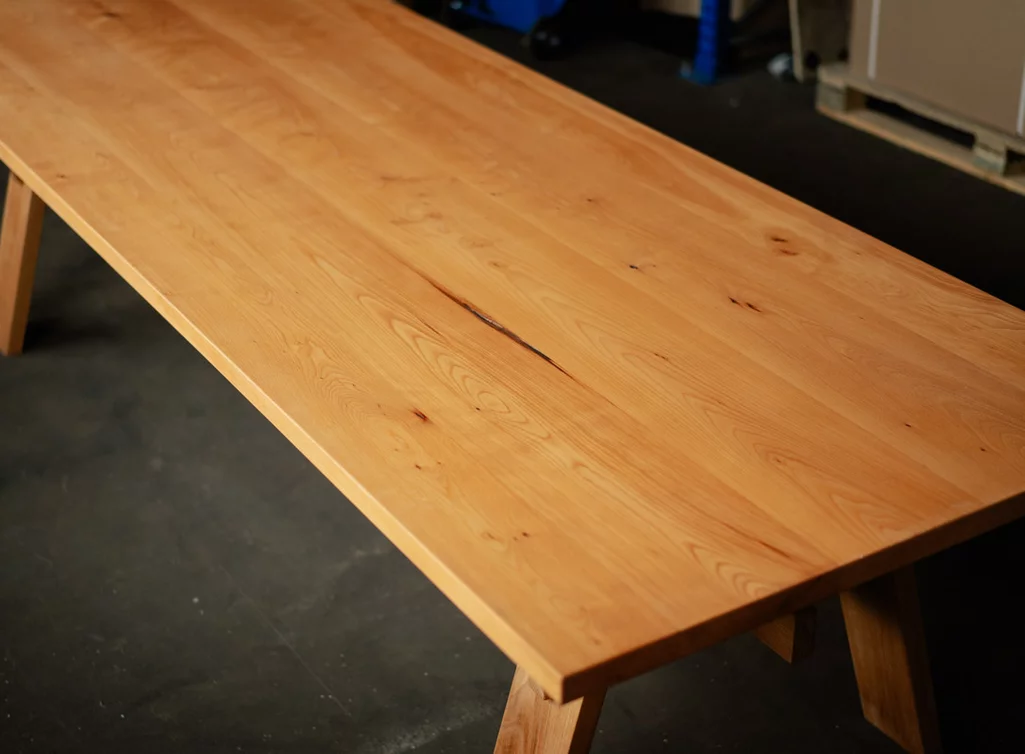 Detailansicht Massivholz Buche mit Ast- und Splintholzanteil Detailansicht Massivholz Buche mit Ast- und Splintholzanteil