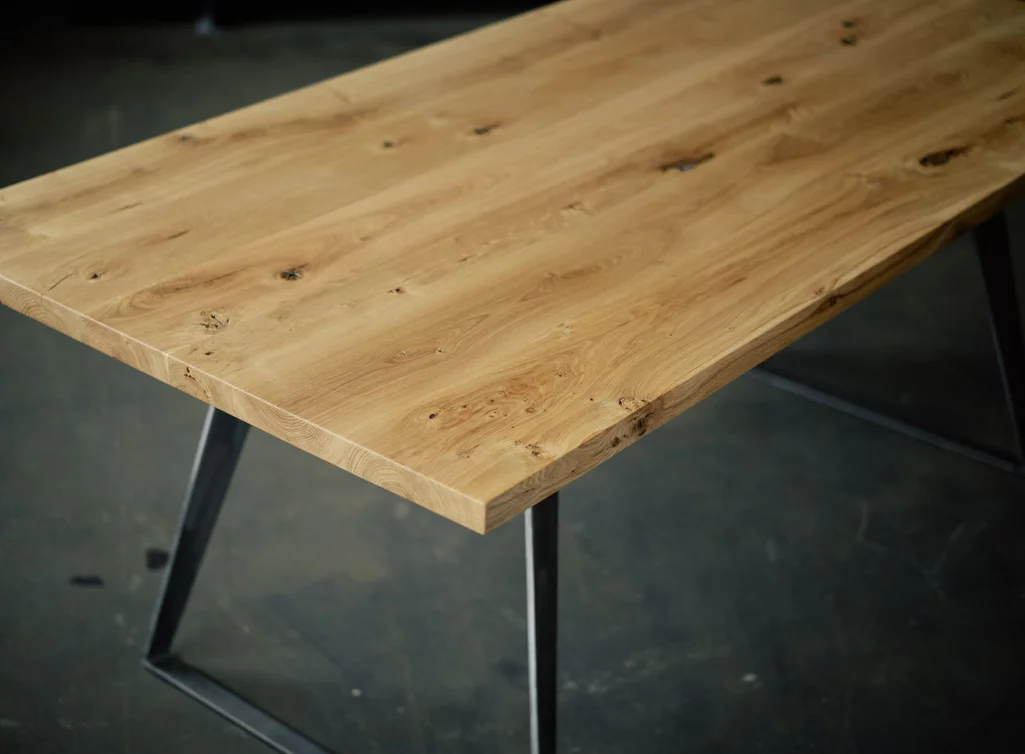 Detailansicht Massivholz Eichentisch TCX430-T mit lackierter Oberfläche