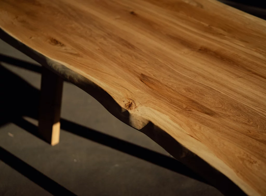 Baumtisch aus Massivholz Eiche in natürlicher Ausführung