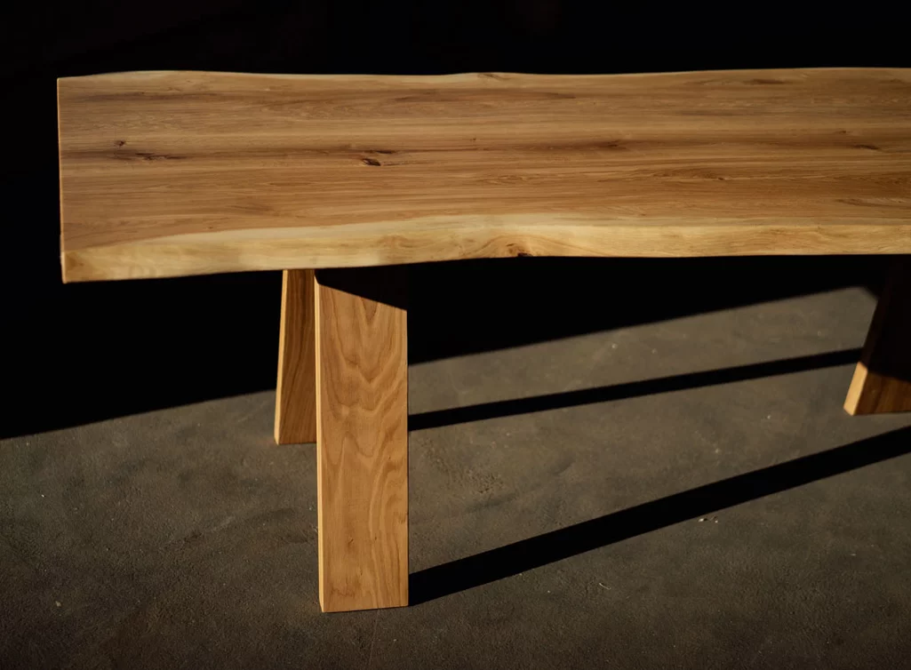 Baumtisch Eiche in vollmassiver Ausführung mit natürlichen Baumkanten