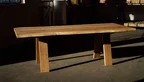Baumtisch aus massiver Eiche mit Astanteil und Baumkanten gefertigt.