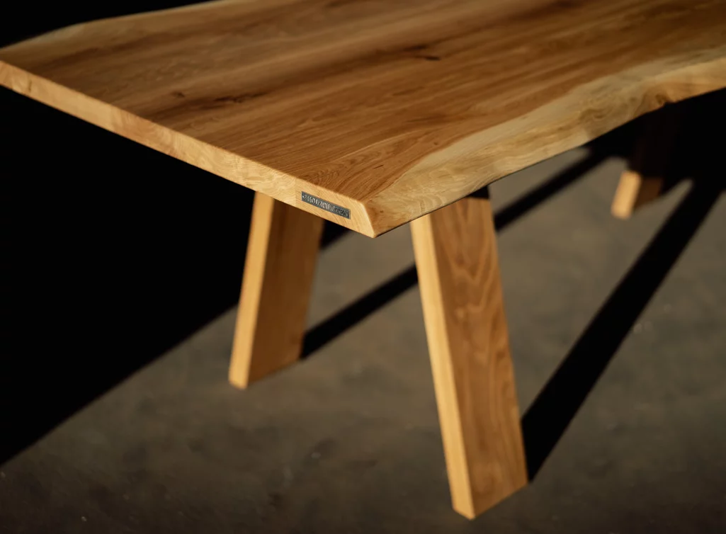 Massiver Eiche Esstisch mit natürlichen Waldkanten auf Maß.