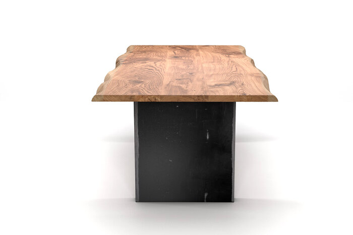 Moderner Baumtisch mit Stahl-Tischwangen