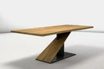 Moderner Tisch Eiche massiv nach Maß mit Baumkante und Mittelfuß Gestell