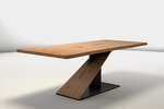 Designer Esstisch aus Buche mit Baumkanten und Mittelfuß Tischgestell