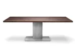 Nussbaum Tisch mit Mittelgestell aus Stahl