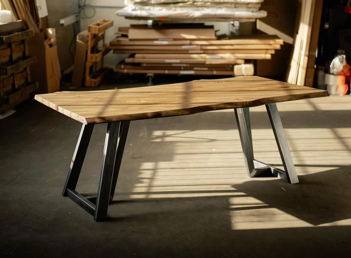 Baumkantenesstisch aus Eichenholz mit Kufengestell aus Vierkantrohrstahl