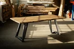Baumkantenesstisch aus Eichenholz mit Kufengestell aus Vierkantrohrstahl
