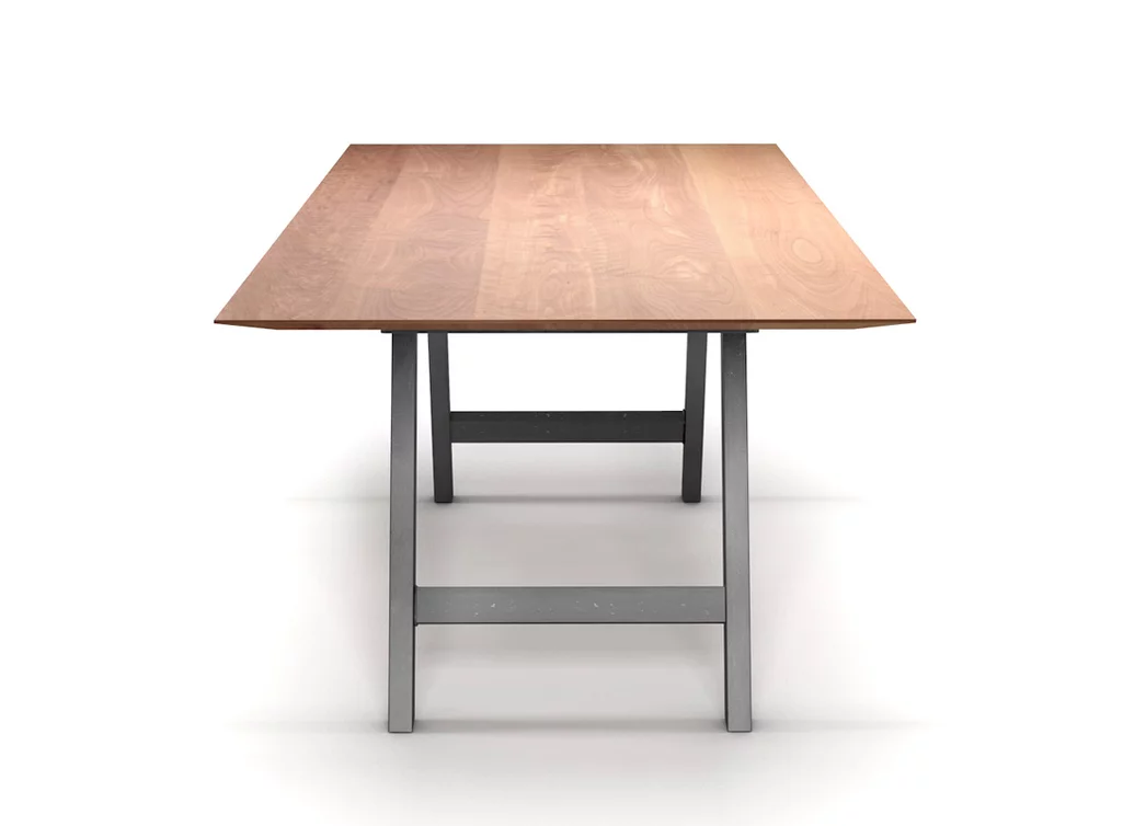 Moderner Tisch mit Stahlbeinen nach Maß