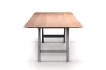 Moderner Tisch mit Stahlbeinen nach Maß