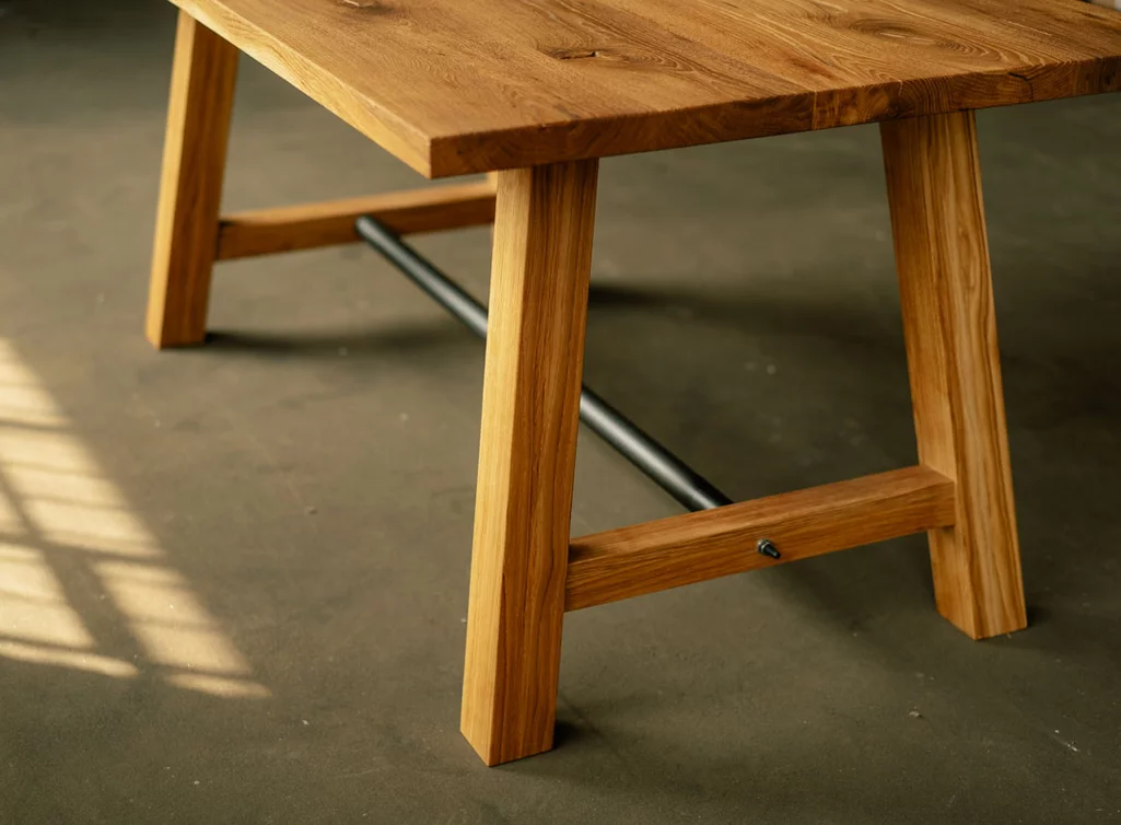 Selbsttragendes Tischgestell aus Holzbeinen und Verbindungsschiene aus Metall