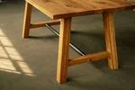 Selbsttragendes Tischgestell aus Holzbeinen und Verbindungsschiene aus Metall