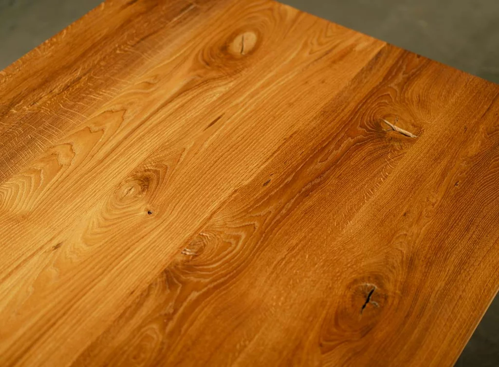 Detailansicht Eichenholz Tischplatte AFL151 mit Ast- und Splintholzanteil