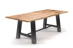 Moderner Esstisch aus Eiche mit Baumkante und Tischuntergestell aus Metall