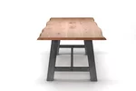 Esstisch mit Tischuntergestell aus Metall