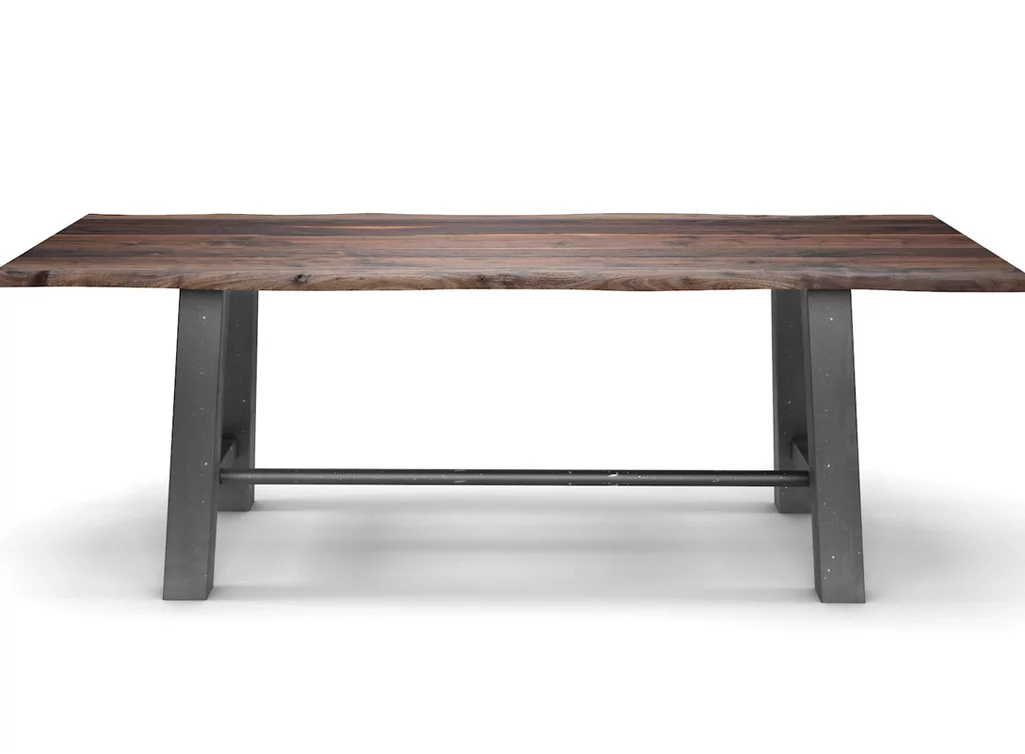 Nussbaumesstisch mit natürlichen Baumkanten Nussbaumesstisch mit natürlichen Baumkanten