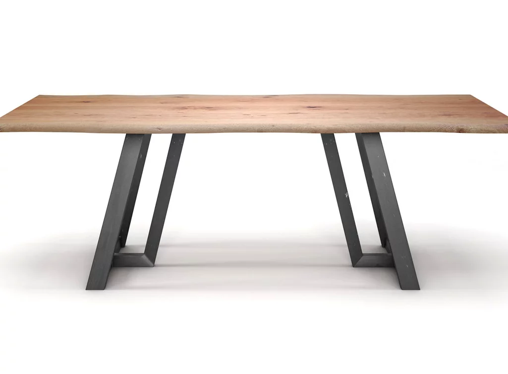 Esstisch im industrial Style aus Buche mit charakteristischem Astanteil