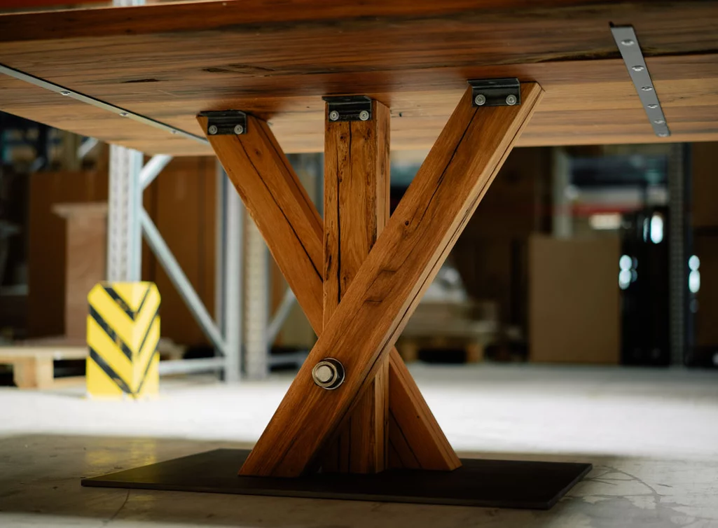 Eiche Altholz Esstisch mit einem modernen Design gefertigt