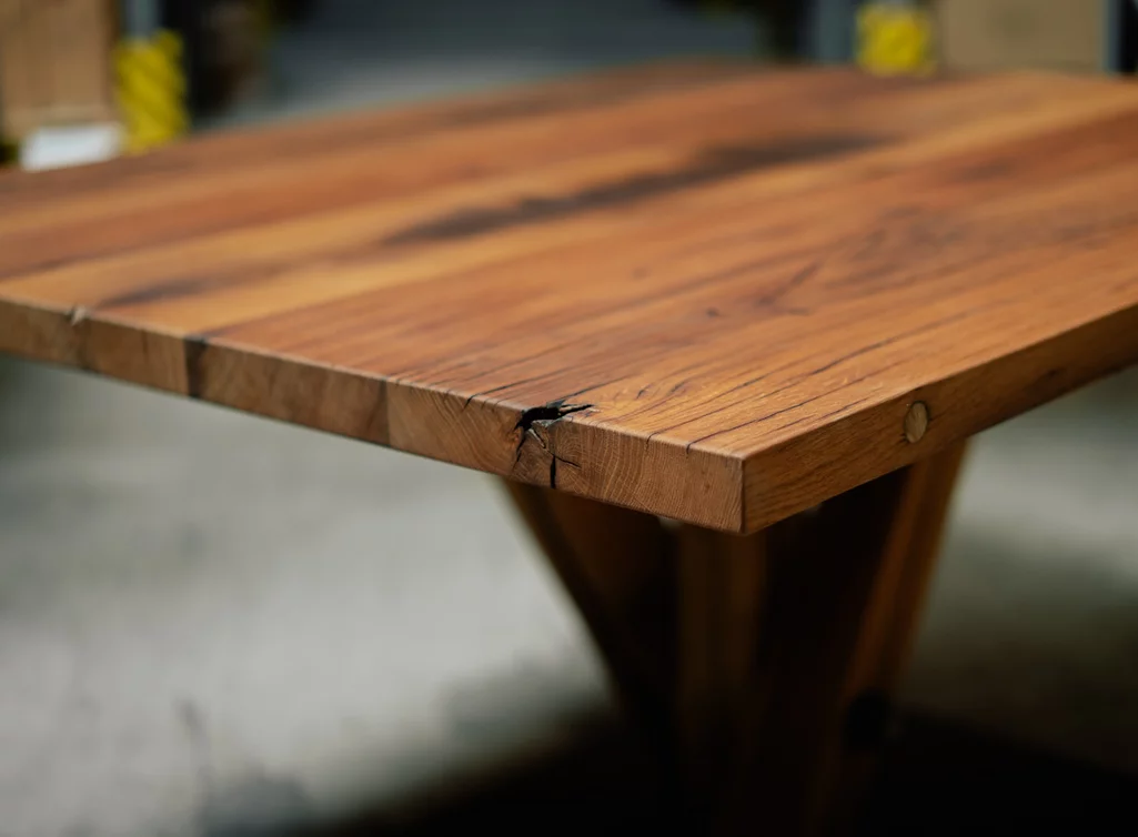 Design Esszimmertisch aus alter Eiche kombiniert mit Stahl