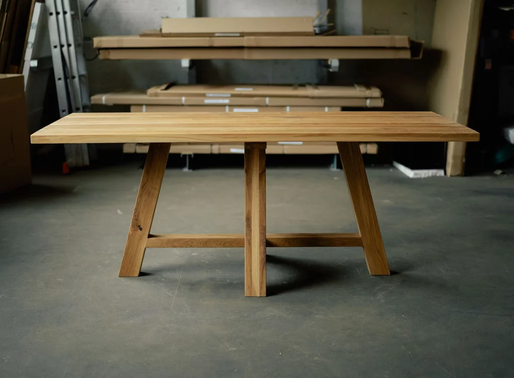 Landhaustisch aus massivem Eichenholz gefertigt Landhaustisch aus massivem Eichenholz gefertigt