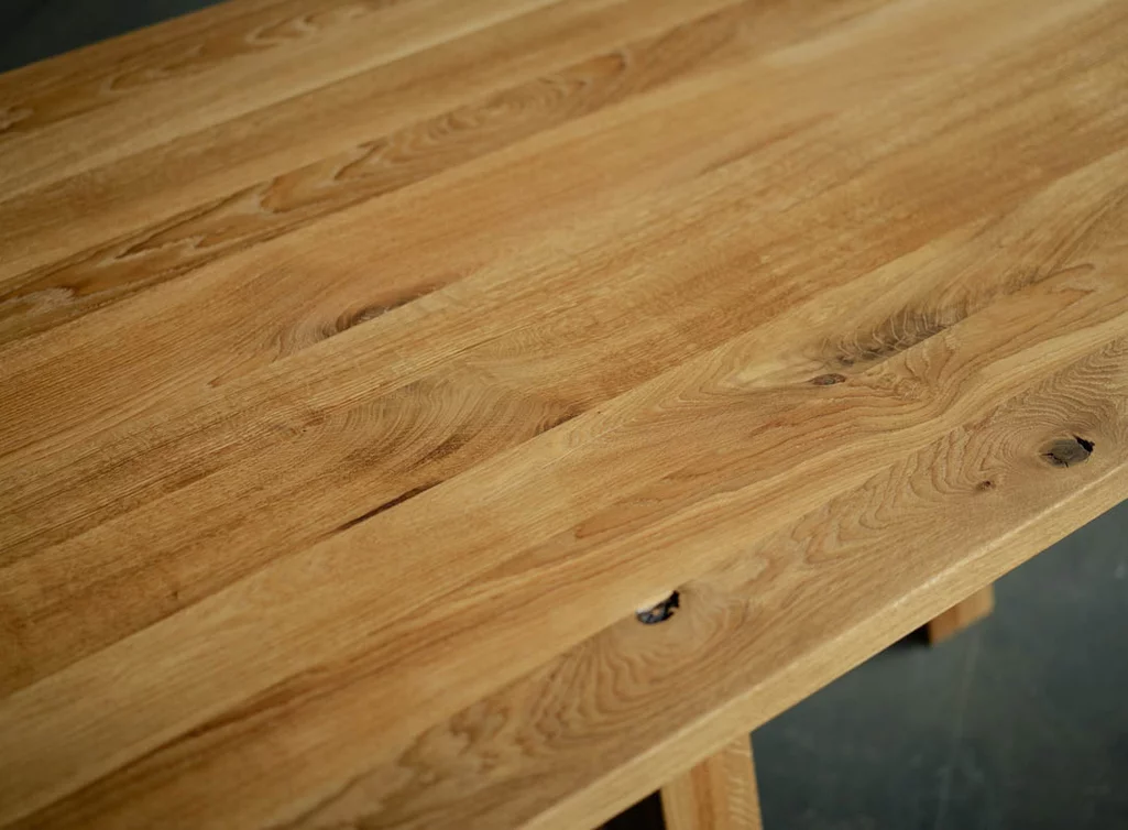 Detailansicht Eichenholz Tischplatte EDW25-T mit Ast- und Splintholzanteil Detailansicht Eichenholz Tischplatte EDW25-T mit Ast- und Splintholzanteil