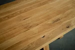 Detailansicht Eichenholz Tischplatte EDW25-T mit Ast- und Splintholzanteil