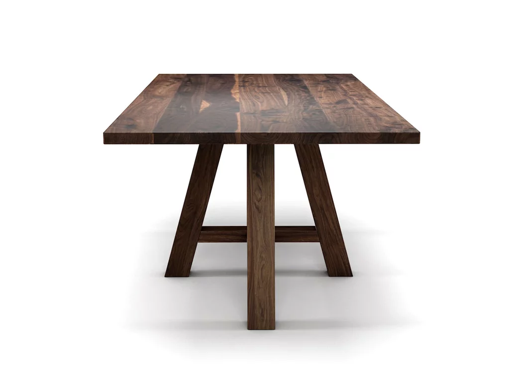 Ein Nussbaumtisch nach Maß zeichnet sich durch die Farbe und die Maserung aus  Ein Nussbaumtisch nach Maß zeichnet sich durch die Farbe und die Maserung aus