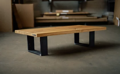 Moderner Couchtisch aus charaktervollem Eichenholz und minimalistische Metallkufen Moderner Couchtisch aus charaktervollem Eichenholz und minimalistische Metallkufen