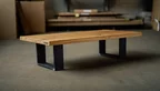 Moderner Couchtisch aus charaktervollem Eichenholz und minimalistische Metallkufen
