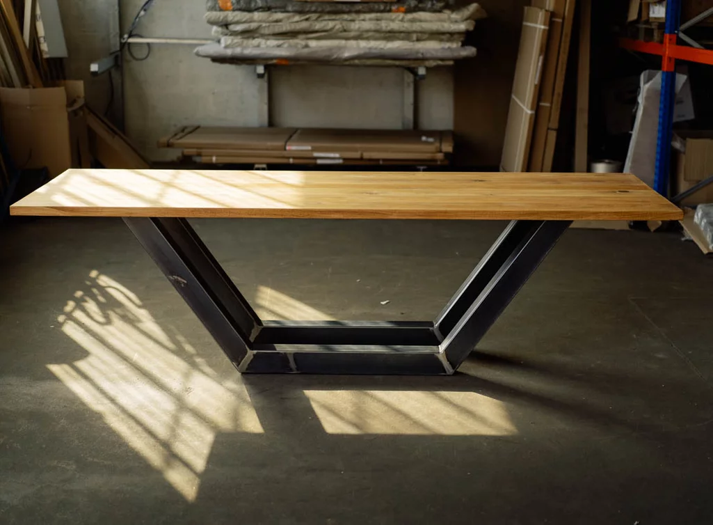 Im industriellen Design gefertigter Eichenholztisch nach Maß