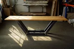 Im industriellen Design gefertigter Eichenholztisch nach Maß