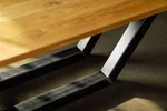 Eichenholztisch mit Tischkufen in Schrägstellung gefertigt