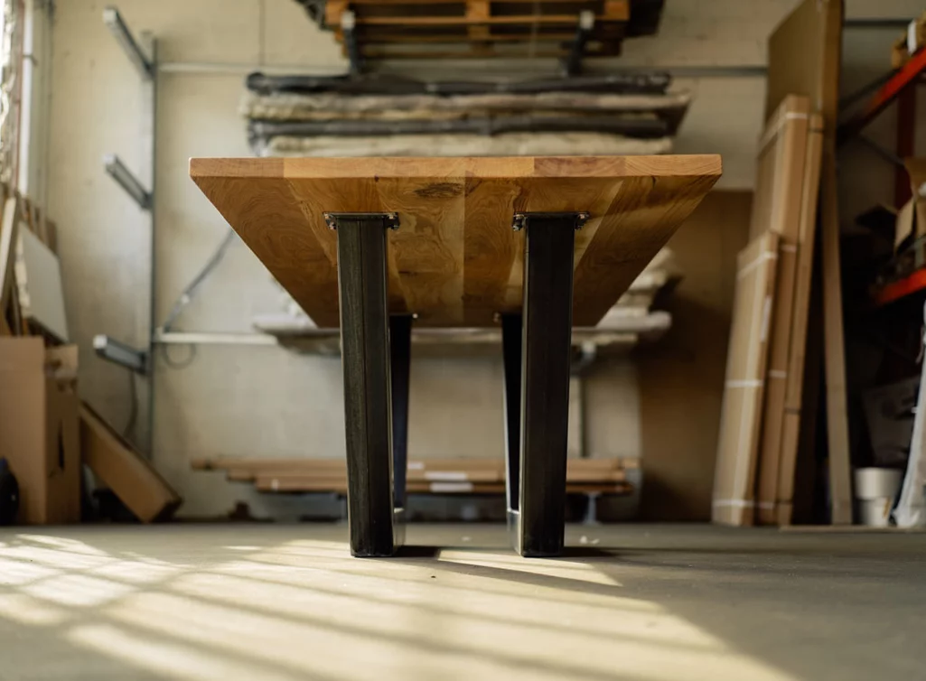 Kufentisch mit Tischplatte aus massivem Eichenholz gefertigt
