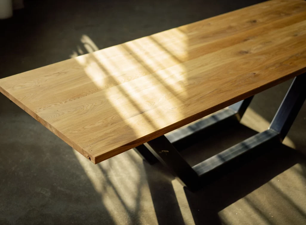 Detailansicht Holztischplatte Eiche mit Ast- und Splintholzanteil