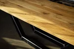 Detailansicht Eichenholztisch mit Astanteil und geraden Kanten