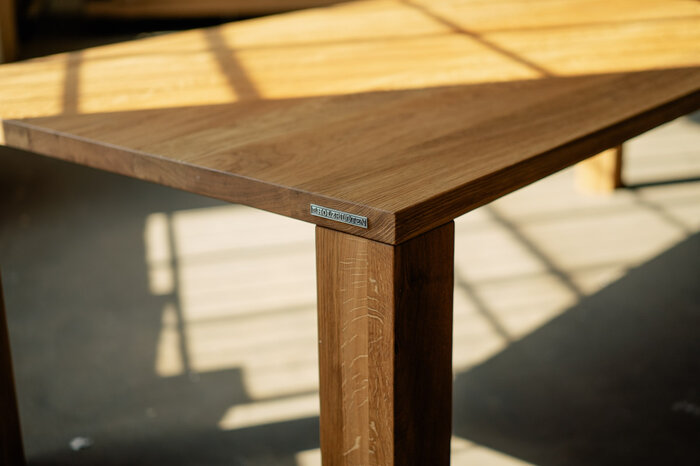 Design Esstisch komplett aus Eiche Massivholz gefertigt