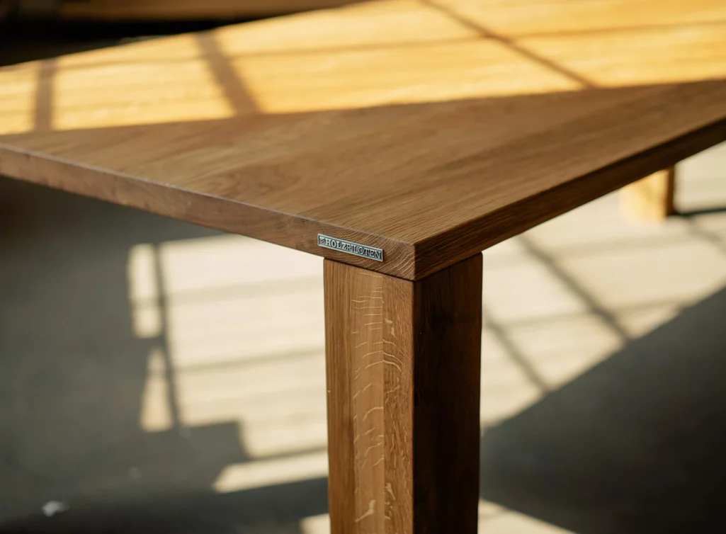 Design Esstisch komplett aus Eiche Massivholz gefertigt