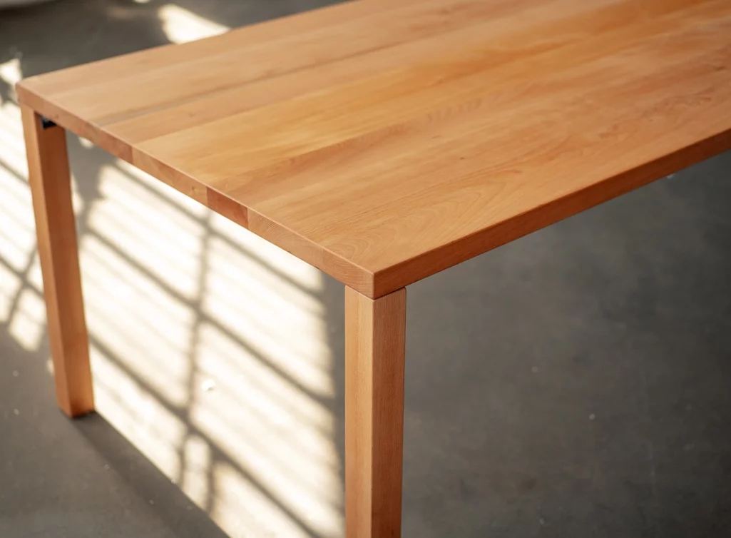 Buchenholz Esstisch aus Massivholzplatte mit geraden Kanten