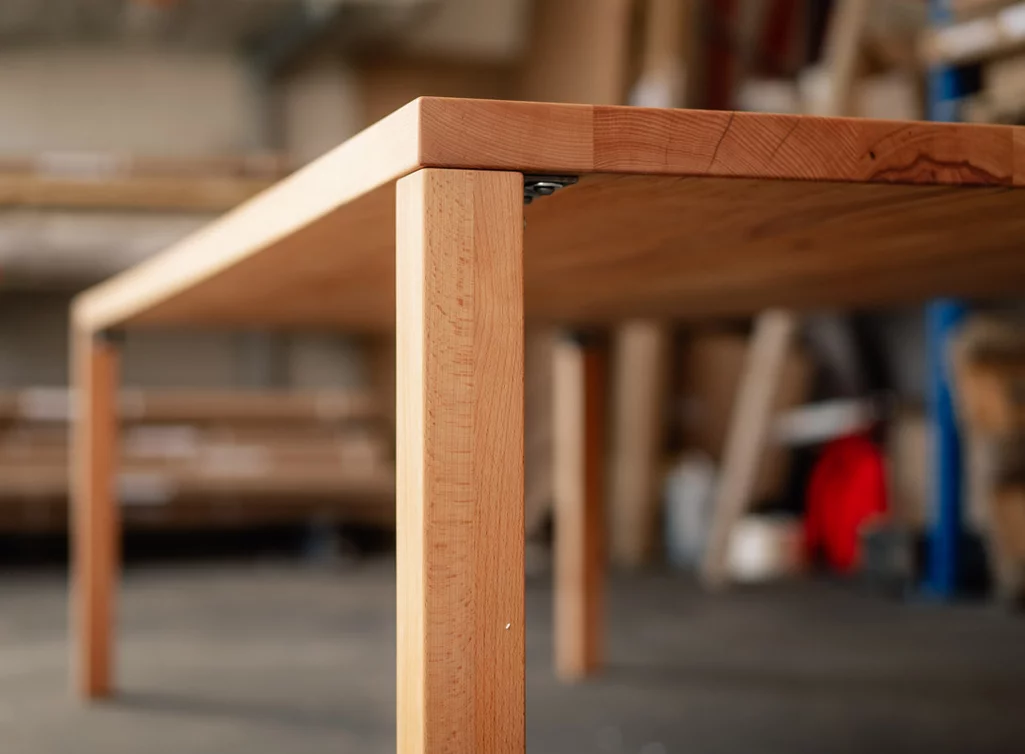 Massivholz Esstisch mit Buchenholz Tischbeine auf Gehrung verleimt