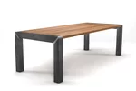 Industriedesign Tisch Eiche in astfreier Qualität nach deinem Maß produziert.