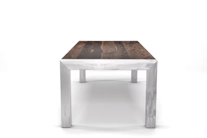 Nussbaum Tisch einfach selbst planen aus Massivholz gefertigt.