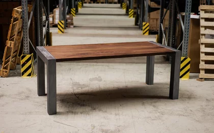 Nussbaum Tisch massiv nach Maß mit Astanteil und einem Stahlgestell. Nussbaum Tisch massiv nach Maß mit Astanteil und einem Stahlgestell.